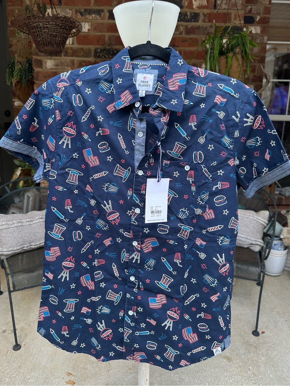 Free Planet Men’s Navy Short-Sleeve Button-Down with Patriotic Icons size small.